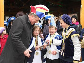 Dem Charme des jungen Prinzenpaares konnte OB Henry Schramm nicht widerstehen und rückte den Schlüssel zum Rathaus heraus. Fotos: Sonny Adam