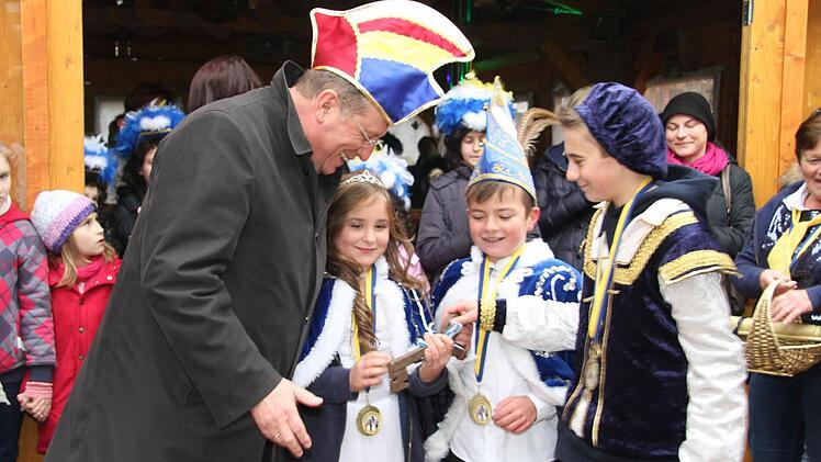 Dem Charme des jungen Prinzenpaares konnte OB Henry Schramm nicht widerstehen und rückte den Schlüssel zum Rathaus heraus. Fotos: Sonny Adam