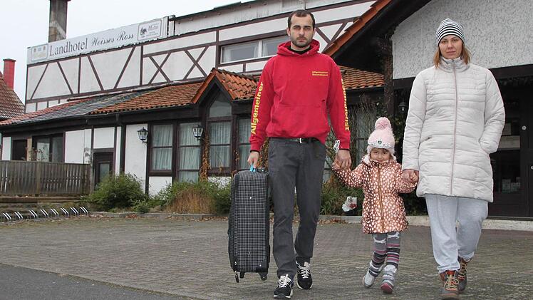 Irakli Zhvania aus Georgien und seine Frau Kristina Tyshkevych aus der Ukraine und die gemeinsame Tochter Kira leben in der Flüchtlingsunterkunft in Wernarz. Foto: Ulrike Müller