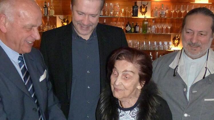 Bürgermeister Hermann Anselstetter (links) schenkte Herta Herrmann zum 102. Geburtstag ein Buch mit selbstverfassten Anekdoten aus dem Leben der Wirrberger Bürgermedaillenträgerin. Mit im Bild Enkel und Fernsehkoch Alexander Herrmann und Sohn Werner HerrmannFoto: Werner Reißaus