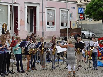 Im Juli des vergangenen Jahres: Die Schülerinnen und Schüler der August Kömpel Musikschule e.V. Bad Brückenau zeigten auf dem Marktplatz ihr Können.  Archivfoto: Brigitta Kempe-Wolf