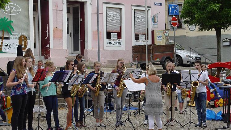 Im Juli des vergangenen Jahres: Die Schülerinnen und Schüler der August Kömpel Musikschule e.V. Bad Brückenau zeigten auf dem Marktplatz ihr Können.  Archivfoto: Brigitta Kempe-Wolf