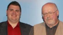Ein Mitinitiator des ökumenischen Vereins "Bibelwelten", Rudi Langer (rechts), verabschiedete sich aus dem Vorstand; links der neue Kassierer Alexander MeyerSabine Weinbeer