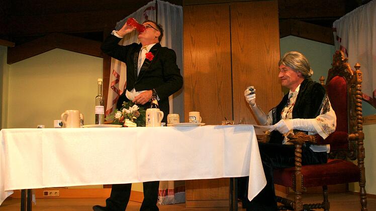 F&uuml;r Butler James bzw. Banger  (Albert Knoblach) gab es beim "Dinner for One" mit der  Mastera (Pfarrer Marianus Schramm) viel Bier und Schnaps aus dem Ellertal zu trinken.   Joseph Beck