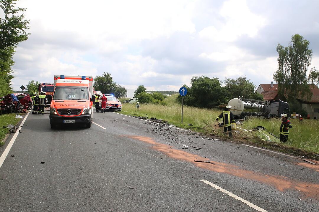 Tödlicher Unfall auf B466: Auto kollidiert mit Lkw