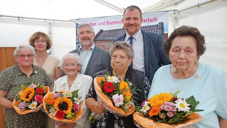 Ehrungen (von links): Helga Kübele, Emmy Höhn, Erika Fischer, Gerda Tschepe (vorne). Es gratulierten (hinten): Vorsitzende Katja Bösel, Landrat Michael Busch, Bürgermeister Martin Mittag.