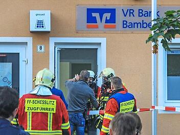 Viele Einsatzkräfte waren gestern früh nach der Geldautomatensprengung bei der Bankfiliale in Stadelhofen. Foto: News5/Merzbach