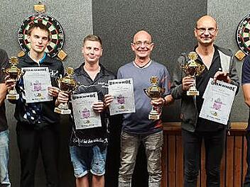 Die Siegerehrung der Herren beim Ranglistenturnier des DC Gipsy Ebern, von links: Turnierleiter Rainer Dreßel, Ricardo Pietreczko, Andreas Winterling, Reiner Graf, Stefan Kraft, Vorsitzender Stefan Pecht