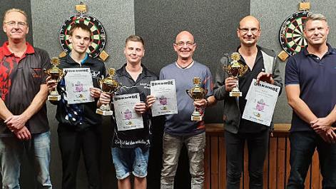 Die Siegerehrung der Herren beim Ranglistenturnier des DC Gipsy Ebern, von links: Turnierleiter Rainer Dreßel, Ricardo Pietreczko, Andreas Winterling, Reiner Graf, Stefan Kraft, Vorsitzender Stefan Pecht