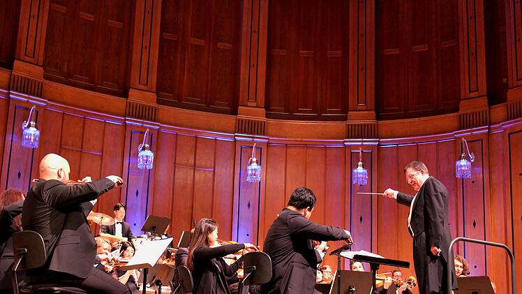 Hermann Freibott dirigiert die Frankenland Philharmonie . Foto: Werner Vogel