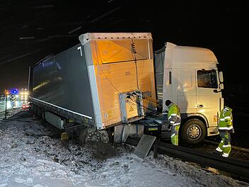 Lastwagen kollidiert auf A9 mit Schneepflugkolonne
