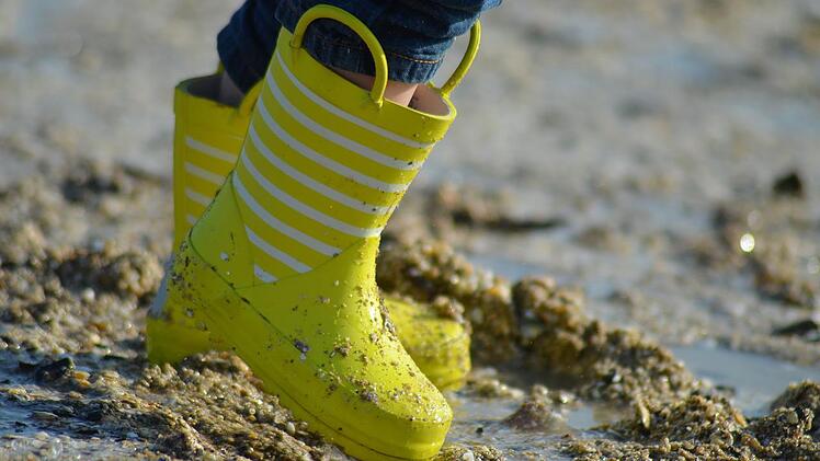 Neutrale Gegenstände wie z.B. Gummistiefel können Erinnerungen an eine Flutkatastrophe auslösen.