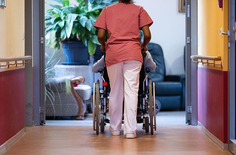 Pflege-Mindestlöhne steigen in zwei Schritten