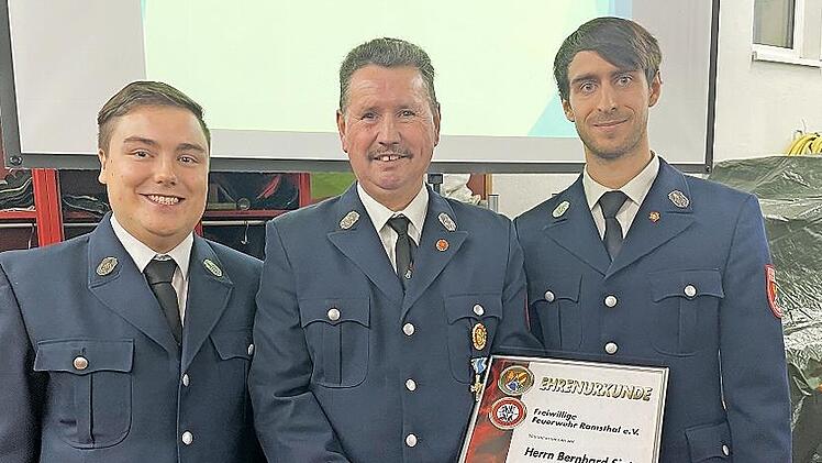 Bernhard Sixt (Mitte) wird vom 2. Vorsitzenden Luca K&uuml;hnlein (links) und vom Vorsitzenden Julian Schaub (rechts ) zum Ehrenvorsitzenden der Ramsthaler Feuerwehr ernannt.