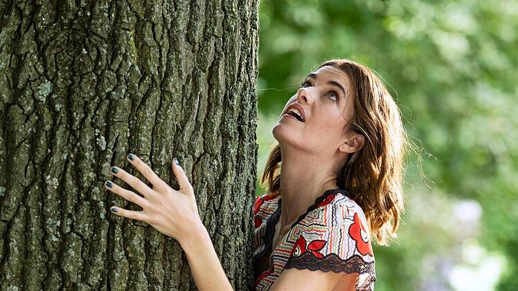 Louma (Marie Nasemann) hat die Eiche in ihrem Garten geliebt.