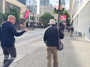 "Ihr seid keine M&ouml;nche, ihr seid Abzocker, ihr seid Diebe": Peter Giesel (links) stellt in Seattle einen Betr&uuml;ger.