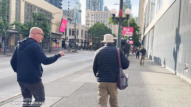 "Ihr seid keine M&ouml;nche, ihr seid Abzocker, ihr seid Diebe": Peter Giesel (links) stellt in Seattle einen Betr&uuml;ger.