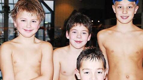 Staffelsieger über 4 x 50 m Freistil - von links: die Kulmbacher Paul Deichsel, René Wiefek, Lucas Dittwar und Alexander Efremov.