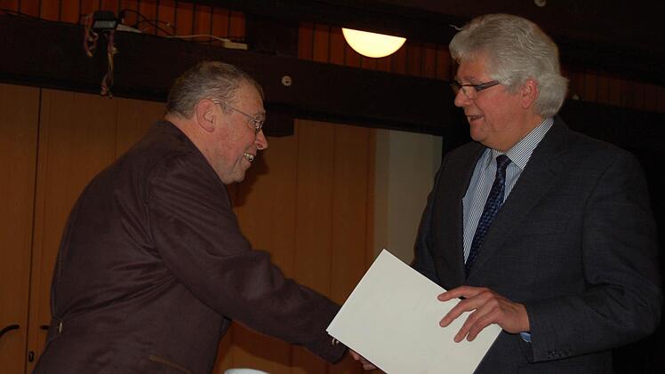 Geschenke zum Abschied für Studiendirektor Volker Rieß.