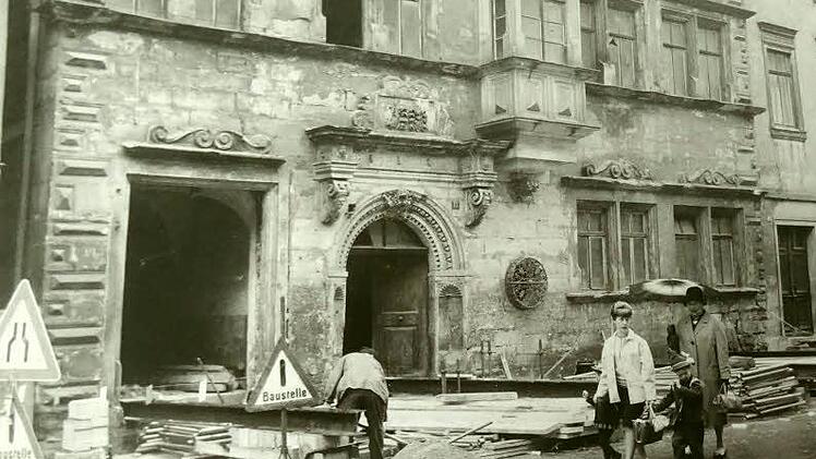 Zwischen 1965 und 1967 wurde der Renaissancebau Herrngasse 17 bis auf die Fassade abgetragen..