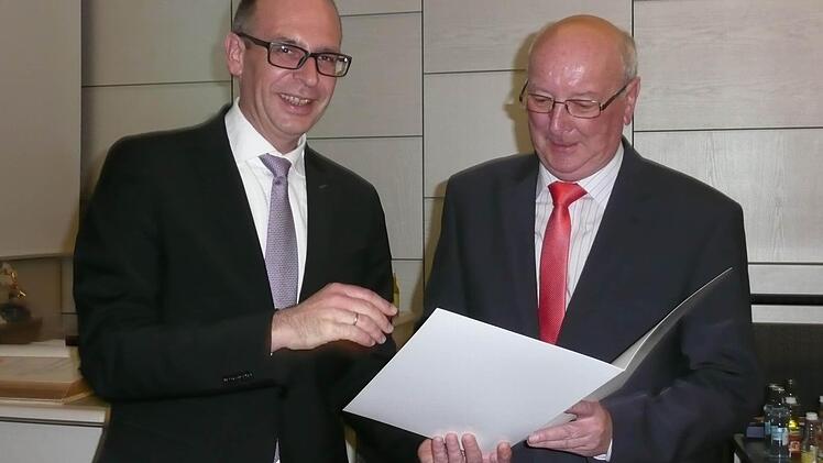 Landrat Meißner (links) bei der Ehrung von Josef Stark Fotos: Popp