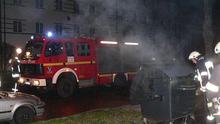 In der Neujahresnacht brannten vier M&uuml;llcontainer in Kulmbach - hier die abgel&ouml;schte Restm&uuml;lltonne in der Caspar-Fischer-Stra&szlig;e. Foto: privat