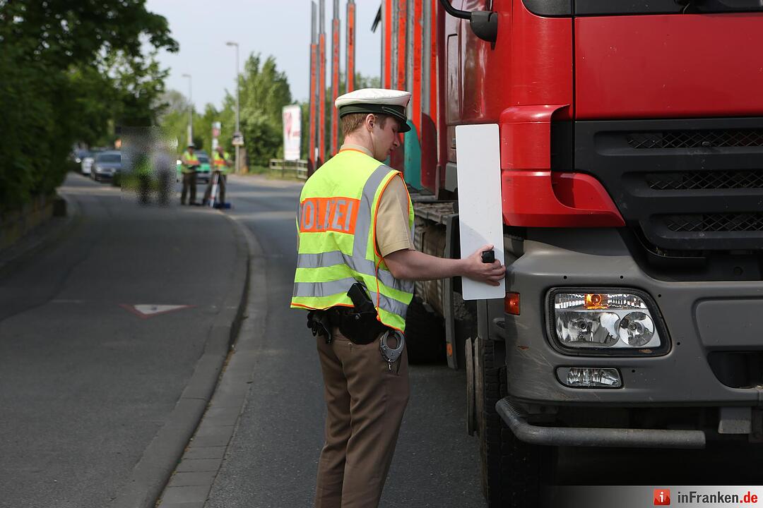 Fussgaengerin von Lkw ueberrollt und getoetet