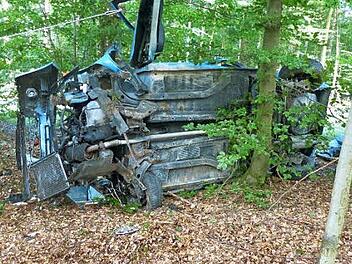 Auf der Seite blieb der verunglückte Kleinwagen der 19-Jährigen am Waldrand liegen. Für die junge Frau gab es keine Rettung.  Foto: ks