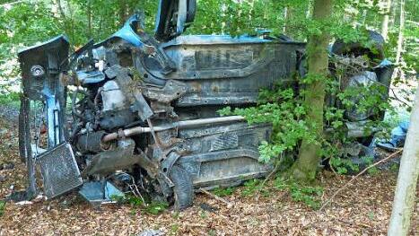 Auf der Seite blieb der verunglückte Kleinwagen der 19-Jährigen am Waldrand liegen. Für die junge Frau gab es keine Rettung.  Foto: ks