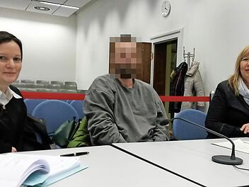 Der angeklagte David T. wartet im Beisein von Rechtsanwältin Kerstin Rieger (links) und der Dolmetscherin auf die Urteilsverkündung. Foto: jb