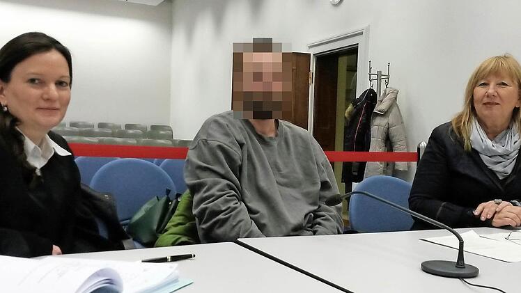 Der angeklagte David T. wartet im Beisein von Rechtsanwältin Kerstin Rieger (links) und der Dolmetscherin auf die Urteilsverkündung. Foto: jb