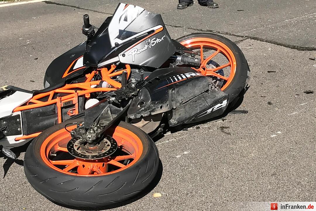 Kreis Bamberg: 17-jähriger Motorradfahrer fährt auf Traktor auf und wird schwer verletzt