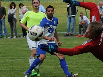 Spektakuläre Rettungstat von Riedenbergs Keeper Florian Dorn, beobachtet  von Benedikt Carton und dem Kissinger Ervin Gergely (vorne).ssp