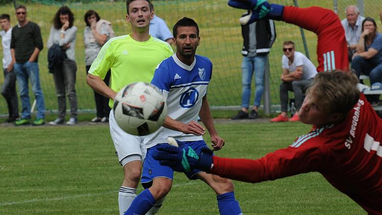 Spektakuläre Rettungstat von Riedenbergs Keeper Florian Dorn, beobachtet  von Benedikt Carton und dem Kissinger Ervin Gergely (vorne).ssp