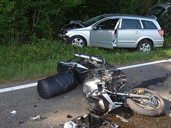 Lebensgefährlich verletzt wurde der Fahrer dieses Motorrades bei einem Unfall am Freitag zwischen Fuchsstadt und Greßthal.  Foto: Peter Rauch