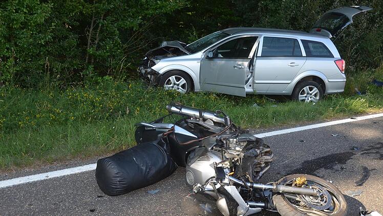 Lebensgefährlich verletzt wurde der Fahrer dieses Motorrades bei einem Unfall am Freitag zwischen Fuchsstadt und Greßthal.  Foto: Peter Rauch