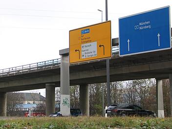 Die Hochbrücke am Stadteingang von Bayreuth ist merklich in die Jahre gekommen.  Laut Autobahndirektion Nordbayern führt an einem Abriss und Neubau kein Weg vorbei.Jochen Nützel