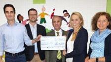 Cedric Feulner, Michael Schramm, Bürgermeister Franz Uome, Sabine Schreiber und Rektorin Annette Marx (von links) bei der Spendenübergabe Foto: Klaus-Peter Wulf