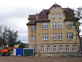 Dem Gebäude neben der Volkshochschule ist sein Alter anzusehen. Eine Sanierung wird ins Auge gefasst. Foto: Marco Meißner