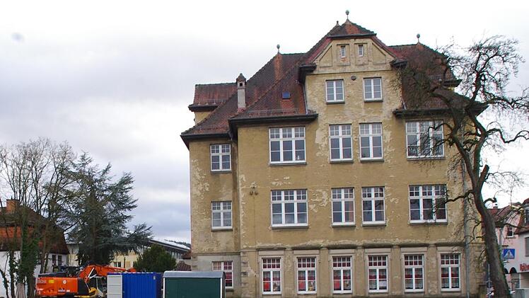 Dem Gebäude neben der Volkshochschule ist sein Alter anzusehen. Eine Sanierung wird ins Auge gefasst. Foto: Marco Meißner