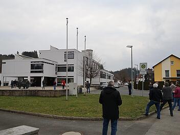 Vorbildlich benahmen sich die freiwilligen Lebensretter beim Blutspendetermin in Wallenfels. Alle hielten sich an den vorgeschriebenen sinnvollen Abstand. Susanne Deuerling