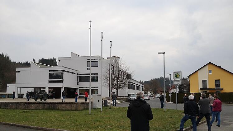 Vorbildlich benahmen sich die freiwilligen Lebensretter beim Blutspendetermin in Wallenfels. Alle hielten sich an den vorgeschriebenen sinnvollen Abstand. Susanne Deuerling