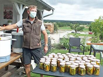 Stefan Essl nimmt die Gläser mit den Gurken aus dem Einwecktopf.  Fotos: Manfred Welker