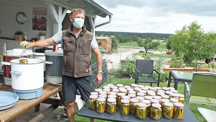 Stefan Essl nimmt die Gläser mit den Gurken aus dem Einwecktopf.  Fotos: Manfred Welker