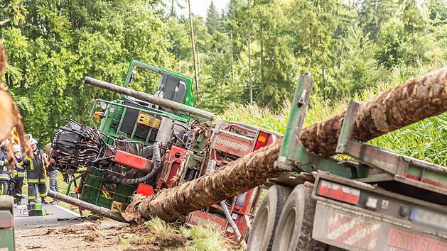 Hiltpoltstein: Holztransporter kippt in Stra&szlig;engraben - stundenlange Sperre auf B2