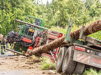 Hiltpoltstein: Holztransporter kippt in Straßengraben - stundenlange Sperre auf B2