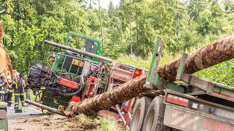 Hiltpoltstein: Holztransporter kippt in Straßengraben - stundenlange Sperre auf B2
