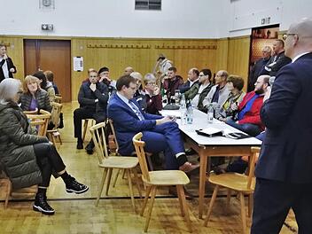 Oberbürgermeister Dirk Vogel (SPD; rechts) bei der Bürgerversammlung in Winkels