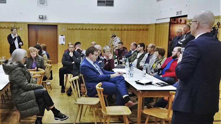 Oberbürgermeister Dirk Vogel (SPD; rechts) bei der Bürgerversammlung in Winkels