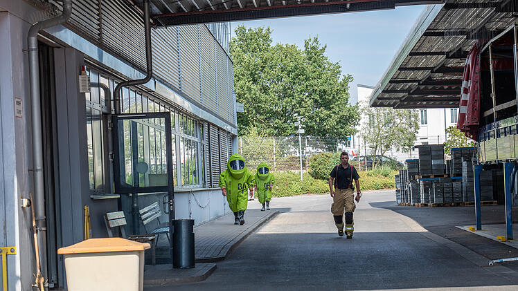 200 Liter Salzsäure ausgelaufen: Gefahrgut Einsatz für die Feuerwehr